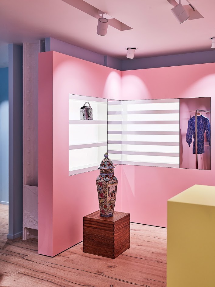 Thiết kế nội thất shop thời trang với sự kết hợp màu sắc sặc sỡ