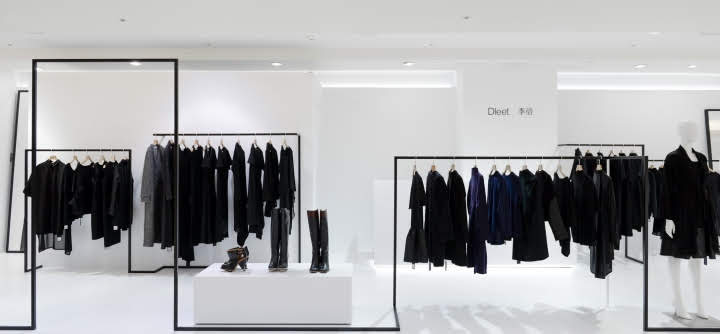 Mẫu thiết kế cửa hàng thời trang với tone màu đen trắng