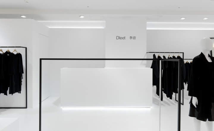 Trang trí nội thất shop thời trang  bằng ánh sáng trắng