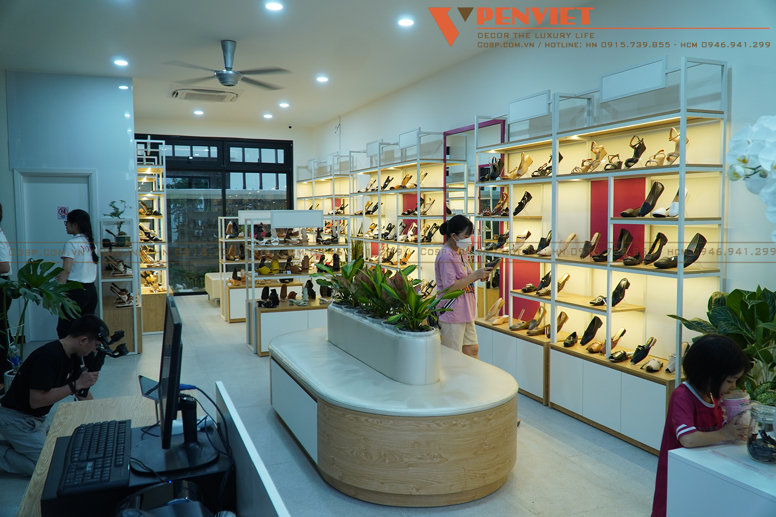 Thiết kế shop giày Yom