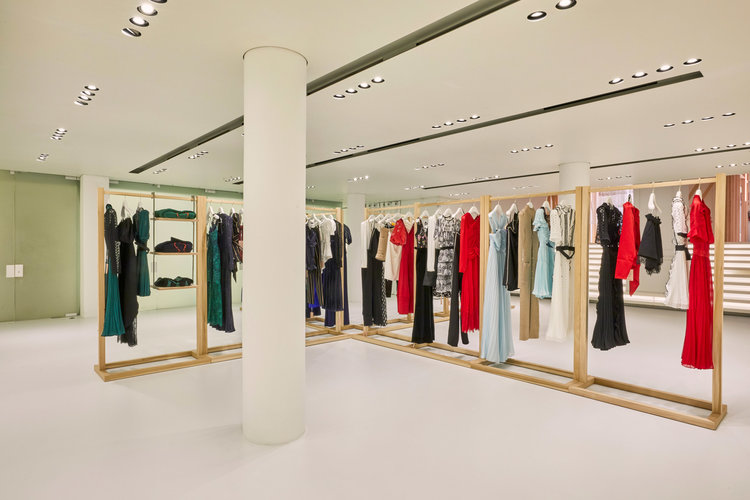 Mẫu thiết kế shop thời trang đẹp bằng với chất liệu REN màu mè 